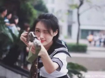 反差萌 大學生穿水手服扛槍拍畢業照